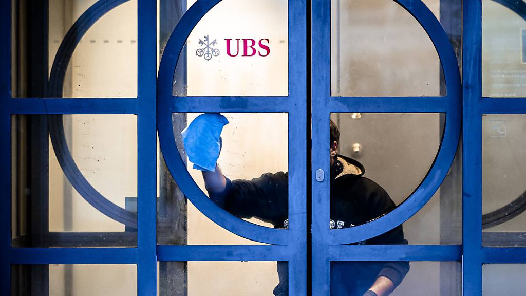 Die UBS sieht sich mit über 30 Klagen von Anlegern konfrontiert. Sie wollen eine bessere Entschädigung für die an die UBS verkauften CS-Anteile erreichen. (Archivbild)