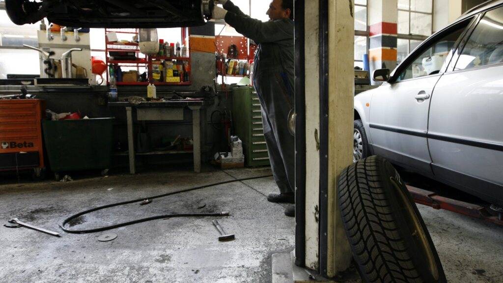 Mann von herabfallendem Fahrzeug in Garage erfasst und verstorben