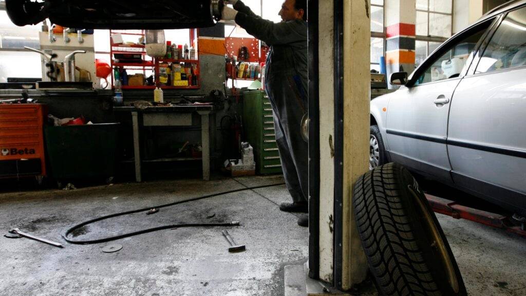 Ein 41-jähriger Iraker ist am Samstagvormittag von einem herabfallenden Auto in einer Autogarage tödlich verletzt worden. (Symbolbild)