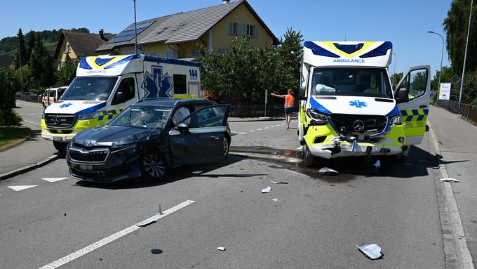 Trotz Blaulicht und Martinshorn: Autolenker (87) und Ambulanz krachen ineinander