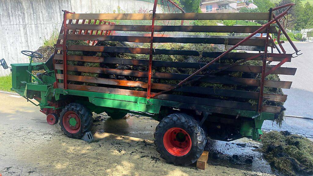 Landwirtschaftsfahrzeug in Walchwil ZG fängt an zu brennen