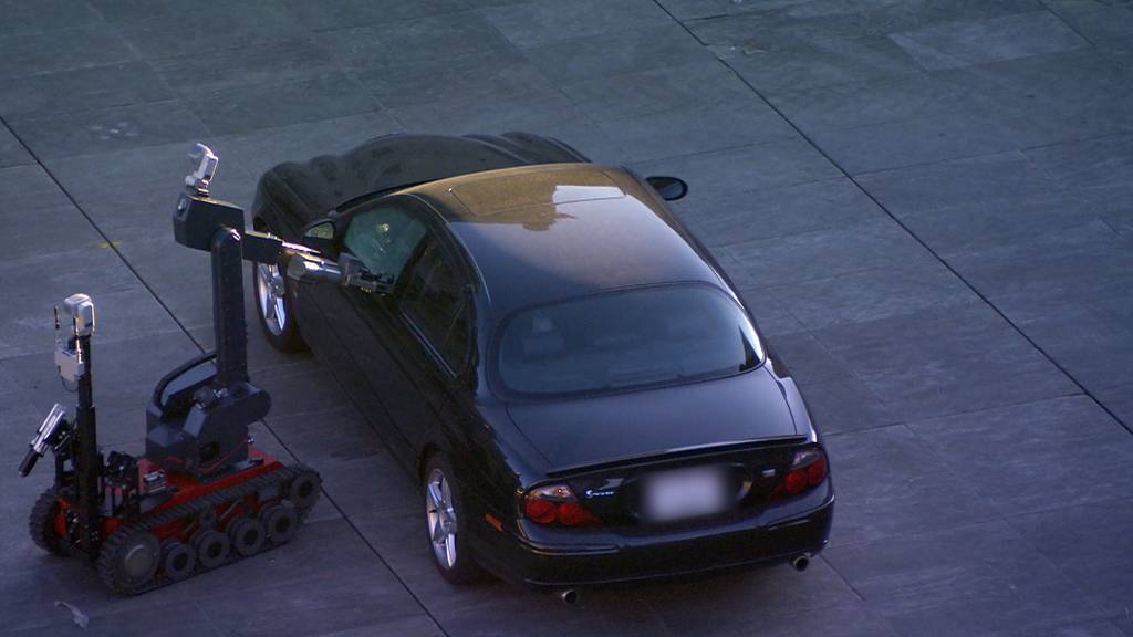 Video zeigt, wie Sprengstoffroboter verdächtiges Auto untersucht