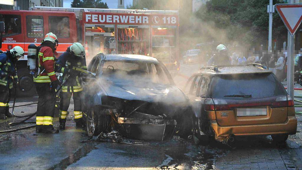 Der Beide Autos brannten nach der Kollision in Grenchen SO komplett aus. Personen wurden nicht verletzt.