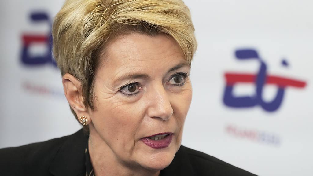 Finanzministerin Karin Keller-Sutter hat in einem Interview zurückhaltend auf den Vorschlag der UBS für eine Begrenzung der Investmentbank reagiert.