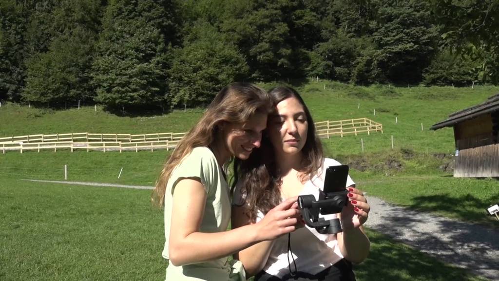 Tiktokerin Gina Thoenen erklärt die Schweiz in 15 Sekunden