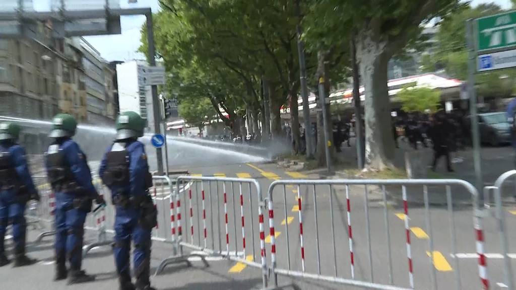 Gummischrot und Wasserwerfer: Berner Polizei muss verfeindete Motorradgangs mit Gewalt trennen