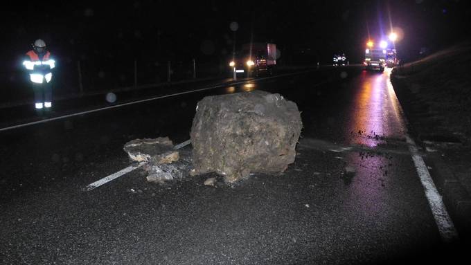 Felsbrocken stürzt auf Hauptstrasse