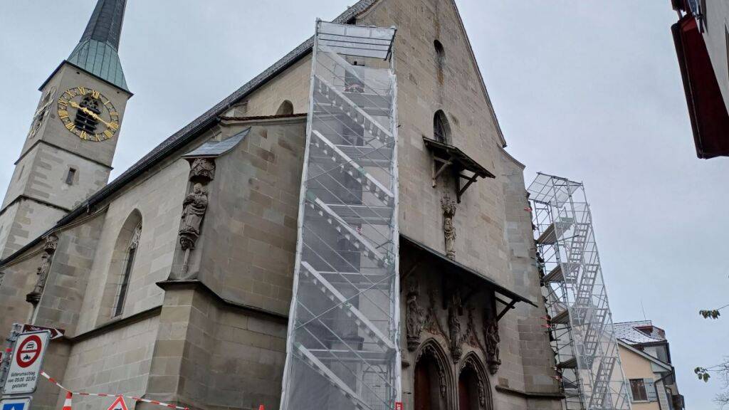 Die eingerüsteten Strebepfeiler der Kirche St. Oswald in Zug.