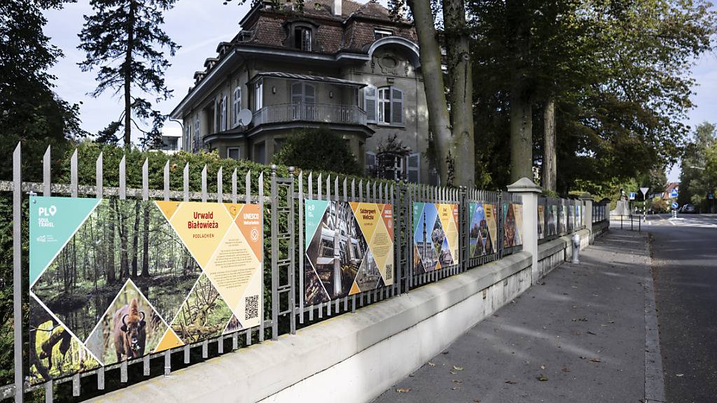 Die Ausstellungsplakate von Tourismus Polen an der Botschaftsresidenz sind den Stadtberner Behörden ein Dorn im Auge.