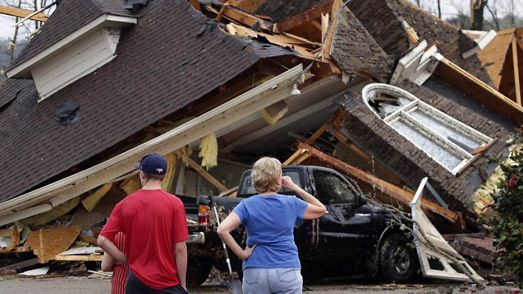 Anwohner begutachten die Schäden an ihren Häusern, nachdem ein Tornado südlich von Birmingham in der Gemeinde Eagle Point mehrere Häuser beschädigt hat. Foto: Butch Dill/AP/dpa