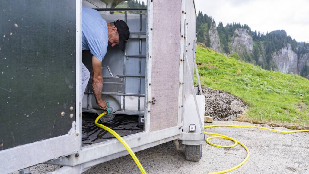 Im Kanton Schwyz schaffen Älpler Wasser ins Sömmerungsgebiet