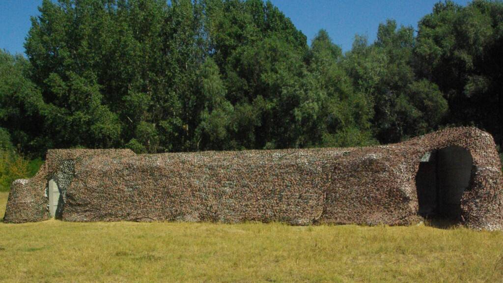 ARCHIV - Ein Schutzbunker aus Beton ist beim rumänischen Dorf Plauru mit Tarnnetzen bedeckt, aufgenommen im September 2023. Plauru liegt direkt gegenüber vom ukrainischen Donau-Hafen Ismajil, der immer wieder von Russland angegriffen wird. Die rumänische Armee hatte ihn errichtet, nachdem im Sommer 2023 das erste Fragment einer russischen Drohne dort abgestürzt ist. In Rumänien ist nahe der Grenze zur Ukraine möglicherweise erneut eine Drohne abgestürzt. Foto: Kathrin Lauer/dpa