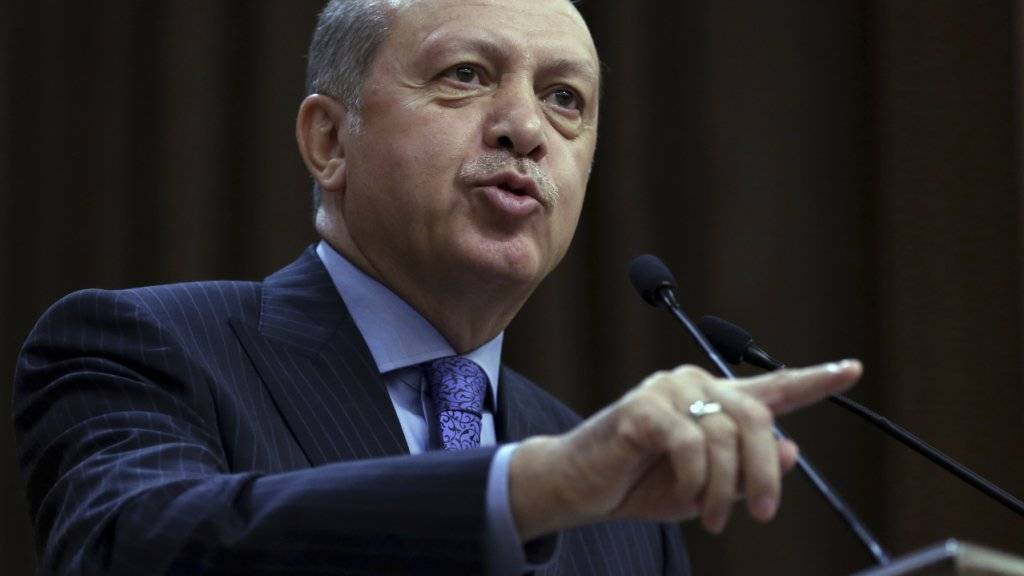 Wieder einmal beleidigt: Der türkische Präsident wähnt sich zunehmend von Feinden umzingelt - jetzt trifft es die Abgeordneten der oppositionellen kemalistischen CHP, gegen die er sämtlich Strafanzeige erstattet hat, wegen Beleidigung.