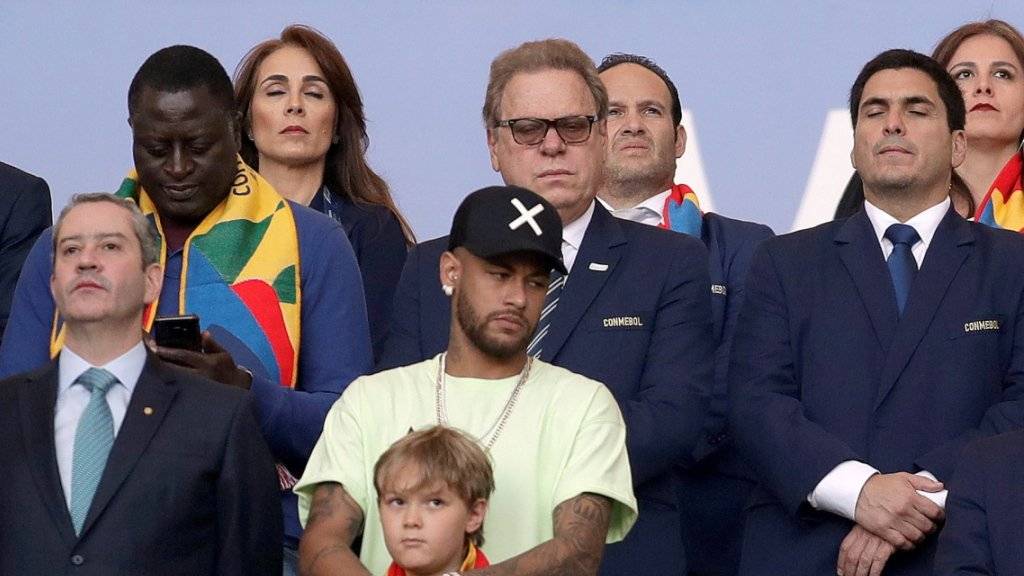 Neymar (Bildmitte) mit seinem Sohn auf der Tribüne beim Finalsieg von Gastgeber Brasilien über Peru