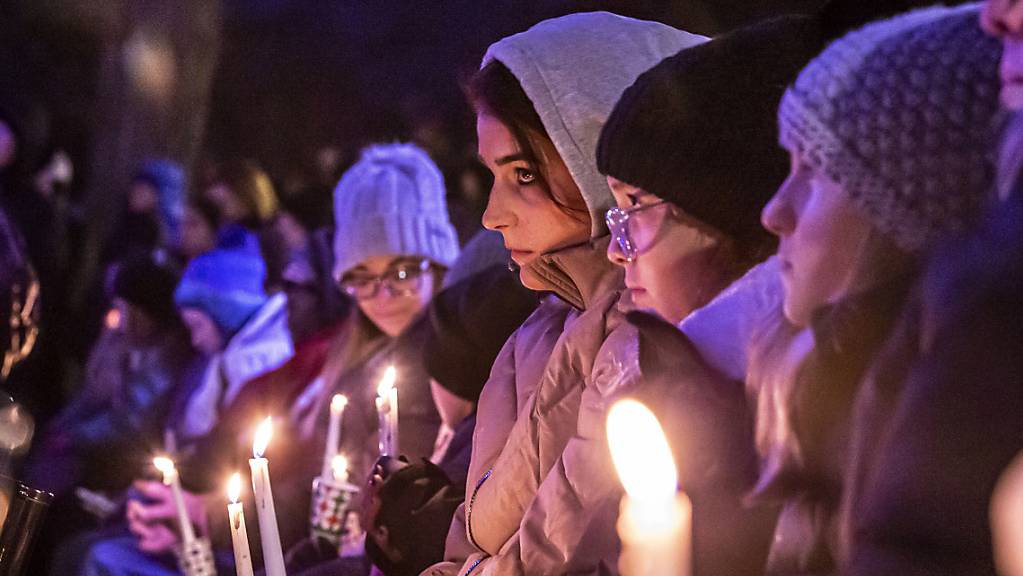 Menschen versammeln sich im Cutler Park von Waukesha zu einer Mahnwache bei Kerzenlicht für die Opfer der Tragödie bei der Waukesha Christmas Parade in Waukesha, Wisconsin. Foto: Scott Ash/Milwaukee Journal-Sentinel via AP/dpa