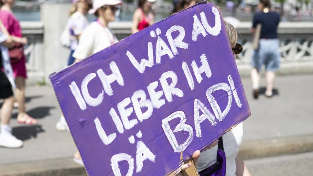 Statt in der Badi zu liegen, nahm diese Teilnehmerin zusammen mit geschätzt zehntausend anderen an der Frauendemo in Zürich teil.