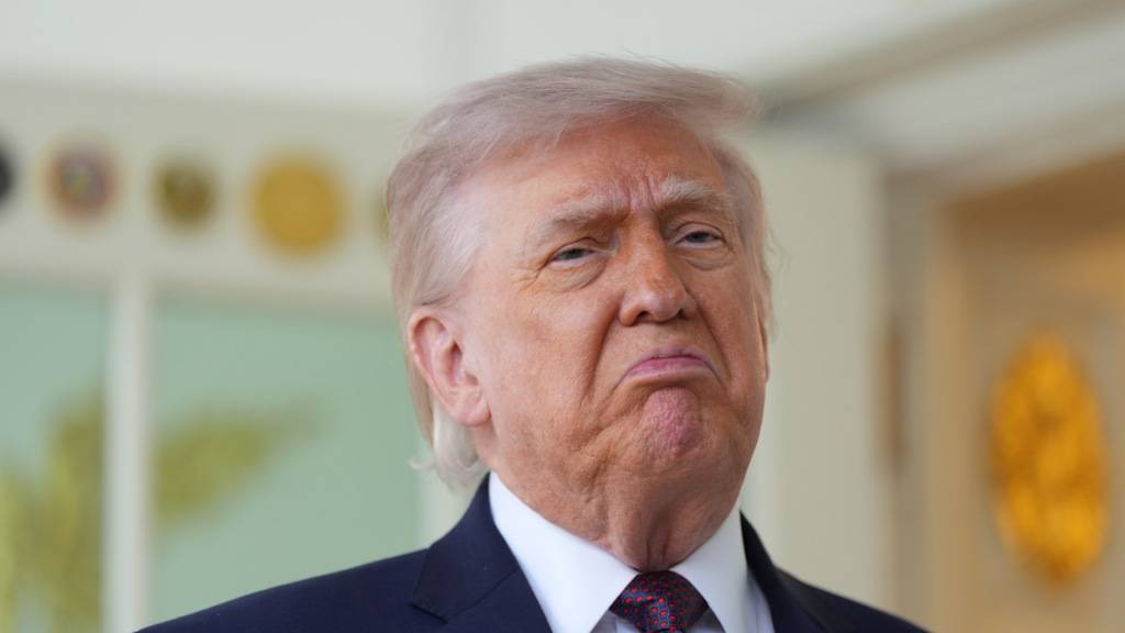 dpatopbilder - US-Präsident Donald Trump spricht vor dem Oval Office des Weißen Hauses. Foto: Alex Brandon/AP/dpa