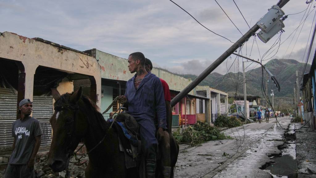 Neun Fachpersonen entsendet das Aussendepartement nach Kuba. Sie sollen das Rote Kreuz bei den Hilfsmassnahmen vor Ort unterstützen.