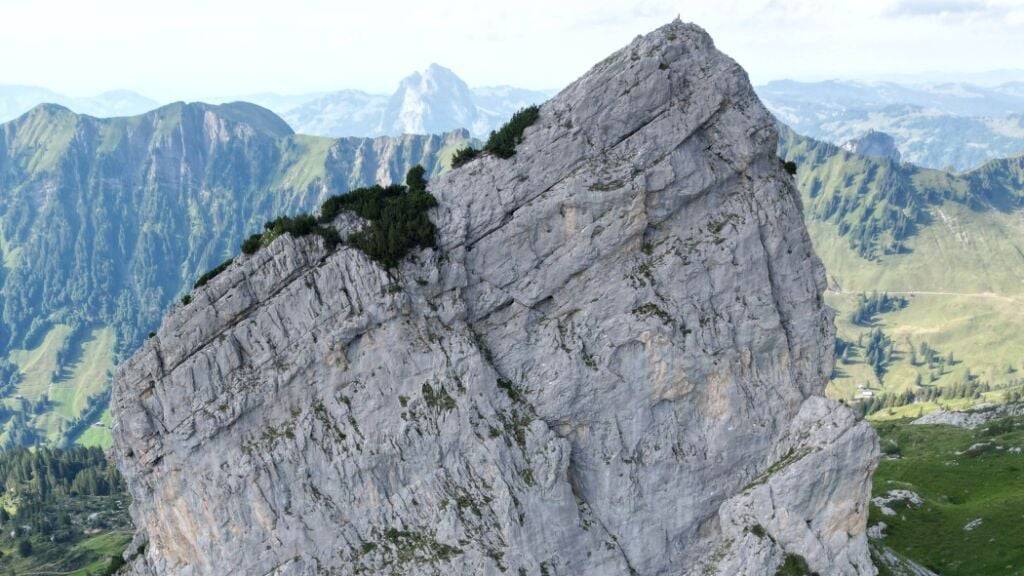 Beim Klettern am Schmalstöckli in Riemenstalden stürzte am Samstagmittag eine 56-Jährige in den Tod. Zwei weitere Personen wurden verletzt.