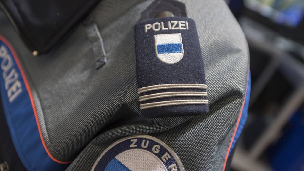 In Cham ZG ist am Montagmorgen eine Frau von einem Auto angefahren worden. Sie erlitt dabei schwere Verletzungen. (Symbolbild)