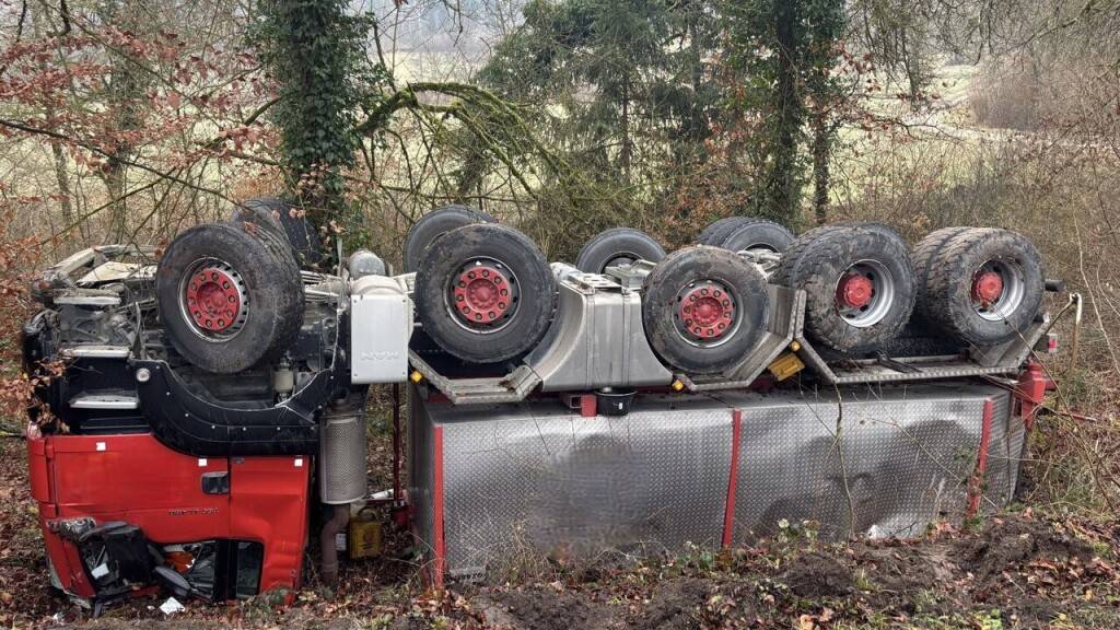 Nach einem Unfall in Hallau SH blieb am Freitag ein Lastwagen auf dem Dach liegen.