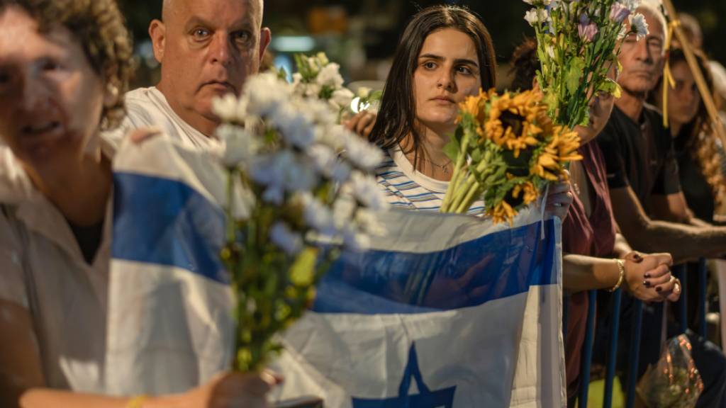 Menschen erweisen vor dem gerichtsmedizinischen Institut Abu Kabir ihre letzte Ehre, als die sterblichen Überreste von vier Geiseln aus dem Gazastreifen eintreffen. Foto: Ilia Yefimovich/dpa