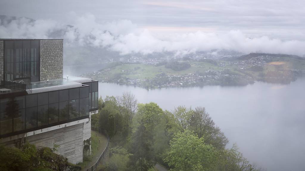 Bis zu 4000 Armeeangehörige sollen die internationale Ukraine-Friedenskonferenz schützen, die im Juni auf dem Bürgenstock stattfinden wird. Im Bild ein Teil der Hotelanlage. (Archivbild)