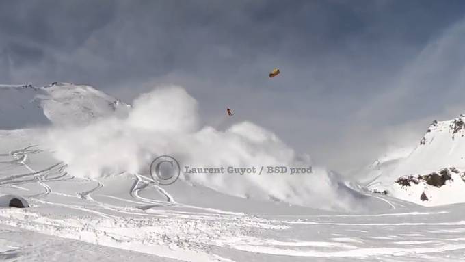 Snowkiter filmt, wie Lawine seinen Freund mitreisst