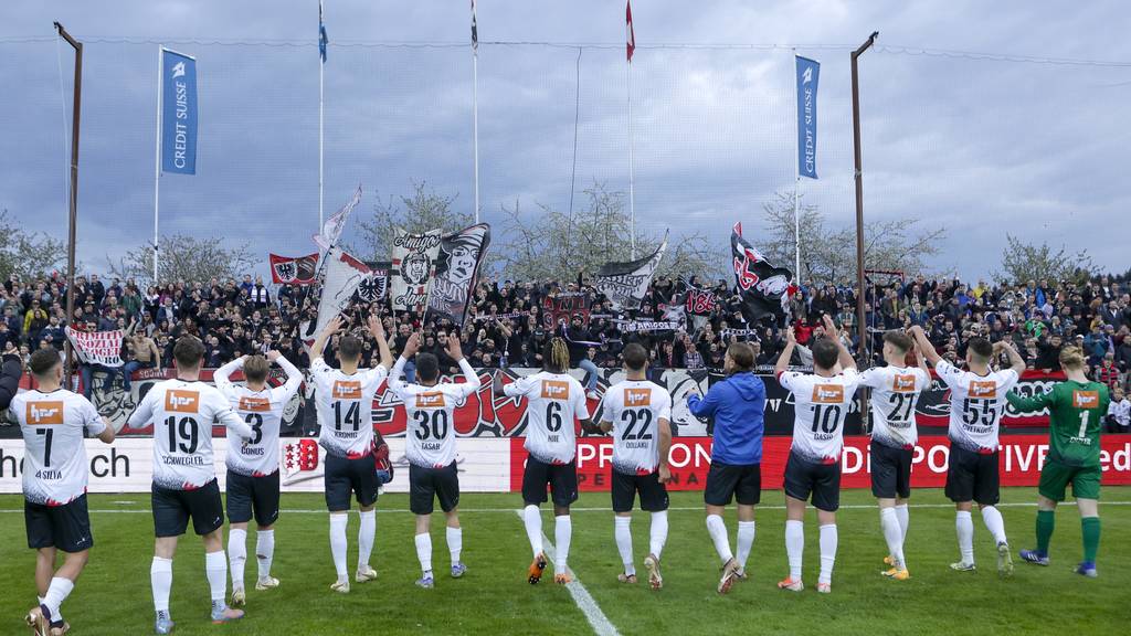 230422_FC Aarau Xamax Sieg Fans Feiern Jubel