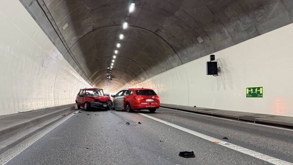 Bei einem Unfall in einem Tunnel bei Bazenheid wurden am Sonntag vier Personen verletzt - darunter ein zweijähriges Kleinkind.