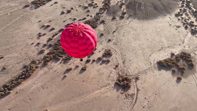 Ballonsafari: Ostschweizer mit Heissluftballon in der Wüste 