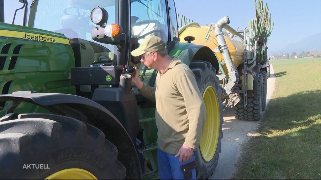 Diebe stehlen Diesel aus einem Traktor