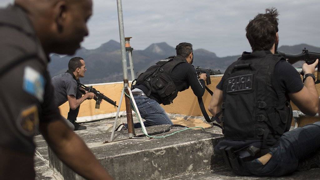 Brasilianische Polizisten im Einsatz: Zwei Männer wurden bei einem Anti-Terror-Einsatz festgenommen. (Symbolbild)