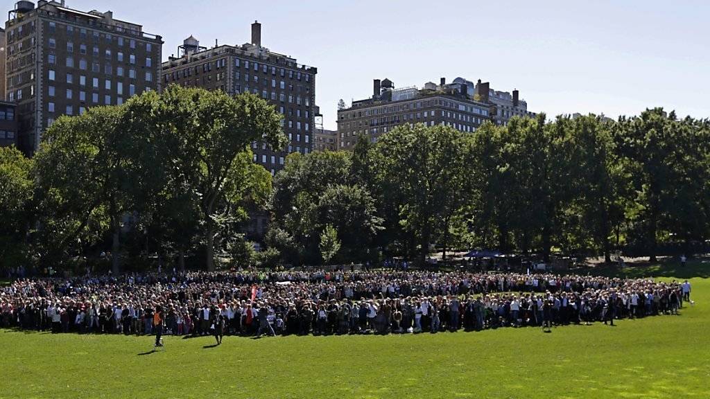 Aus der Luft sieht es wie ein Friedenszeichen aus: Menschenkette im Central Park in New York zum Gedenken an John Lennon