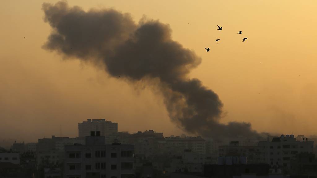 Rauch steigt nach israelischen Luftangriffen im Gazastreifen auf. Foto: Abed Khaled/AP/dpa