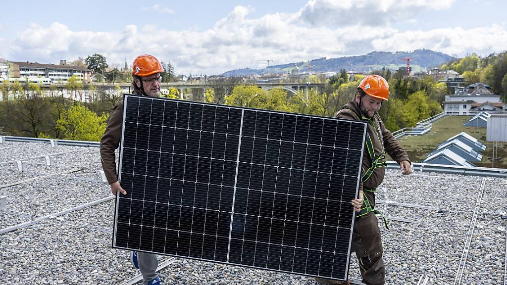 Solarpanel gewinnen in der Schweiz an Attraktivität, insbesondere bei Privatpersonen. Die Branche sucht daher dringend nach Fachkräften. (Archivbild)