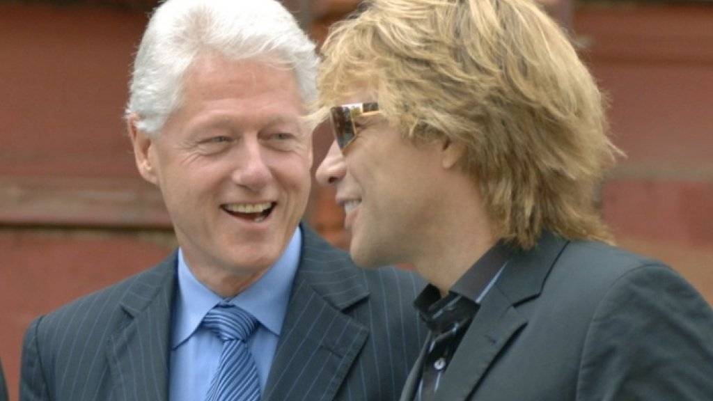 Feierten am Dienstag gemeinsam: Bill Clinton (l) und Jon Bon Jovi (Archiv)