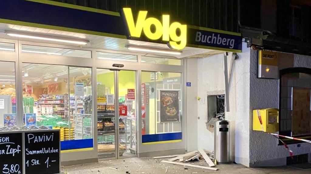 Massiver Sachschaden und Bargeld weg: Unbekannte sprengten in Buchberg einen Bankomaten bei einem Verkaufsgeschäft.
