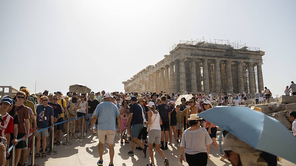 ARCHIV - Von Dienstag an zieht eine kleine Hitzewelle über Südosteuropa. Vor allem in Griechenland und der Türkei soll es brütend heiß werden. Behörden und Meteorologen warnen und geben Verhaltenstipps. Foto: Angelos Tzortzinis/dpa