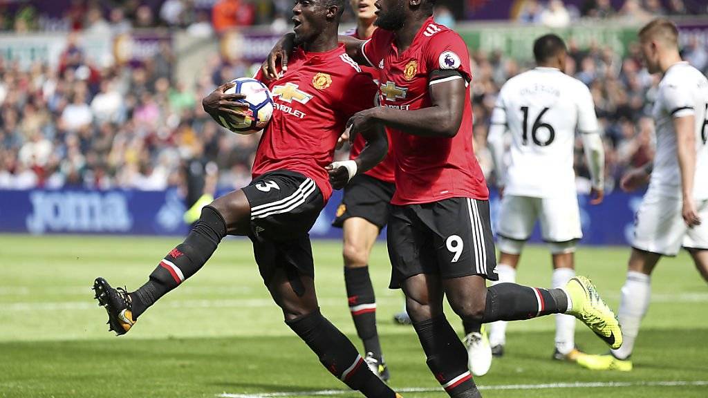 Eric Bailly und Romelu Lukaku bejubeln den Führungstreffer für Manchester United beim 4:0 gegen Swansea
