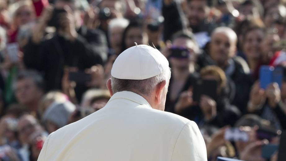 Dominik redet mit Joseph Hochstrasser über den Papstbesuch