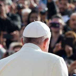 Dominik Widmer redet mit Joseph Hochstrasser über den Papstbesuch