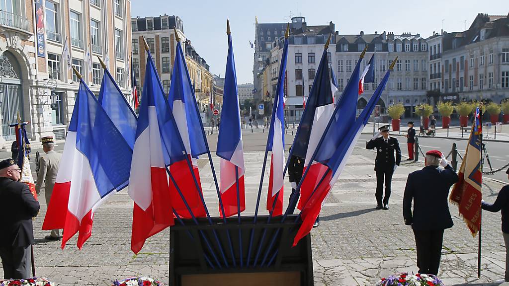 ARCHIV - Ein Veteran (r) salutiert während einer Zeremonie anlässlich des Jahrestages zum Ende des Zweiten Weltkriegs am Denkmal für den Ersten und Zweiten Weltkrieg. (zu dpa «Spätes Bedauern: Enkel von SS-Chef gedenken Razzia in Frankreich») Foto: Michel Spingler/AP/dpa