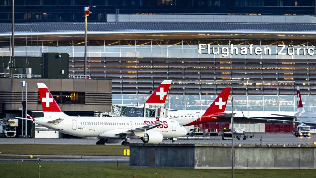 Im August sind am Flughafen Zürich mehr Flugzeuge gestartet und gelandet als im Vorjahr. Damit setzt sich der Aufwärtstrend der vergangenen Monate fort.(Symbolbild)