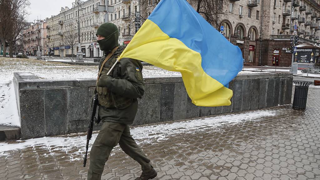 Ein ukrainischer Soldat in den Strassen von Kiew. (Symbolbild)