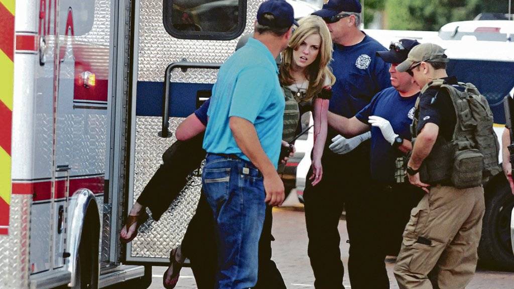 Rettungskräfte behandeln eine verletzte Frau nach Schüssen in einer Bibliothek in Clovis im US-Bundesstaat New Mexico.