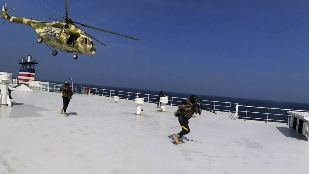 HANDOUT - Erst kürzlich enterten Houthi-Kräfte das Frachtschiff «Galaxy Leader». Foto: Uncredited/Houthi Media Center/AP/dpa - ACHTUNG: Nur zur redaktionellen Verwendung und nur mit vollständiger Nennung des vorstehenden Credits