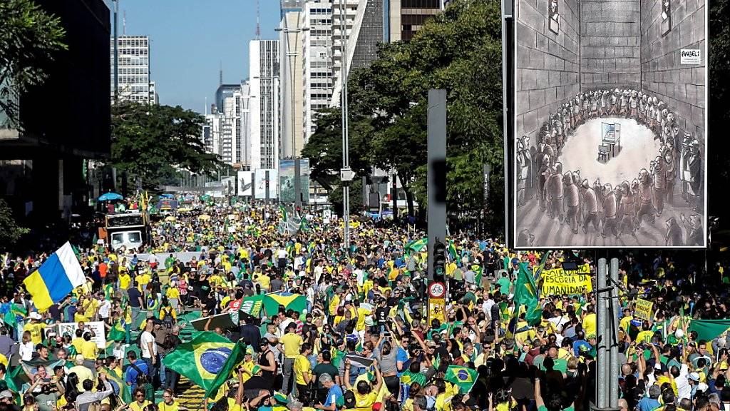 Zehntausende Menschen gingen am Sonntag auch in São Paulo auf die Strasse, um den Präsidenten Jair Bolsonaro zu stützen. Dieser war zuletzt in Bedrängnis geraten.