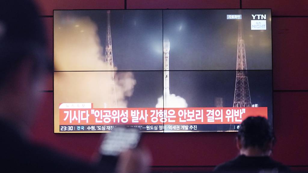 Auf einem Fernsehbildschirm in einem Busbahnhof in Seoul ist ein Archivbild eines nordkoreanischen Raketenstarts während einer Nachrichtensendung zu sehen. Nordkorea ist nach eigenen Angaben mit dem Versuch gescheitert, einen weiteren militärischen Aufklärungssatelliten ins All zu bringen. Foto: Ahn Young-joon/Pool AP/AP/dpa