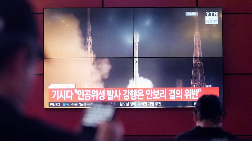 Auf einem Fernsehbildschirm in einem Busbahnhof in Seoul ist ein Archivbild eines nordkoreanischen Raketenstarts während einer Nachrichtensendung zu sehen. Nordkorea ist nach eigenen Angaben mit dem Versuch gescheitert, einen weiteren militärischen Aufklärungssatelliten ins All zu bringen. Foto: Ahn Young-joon/Pool AP/AP/dpa